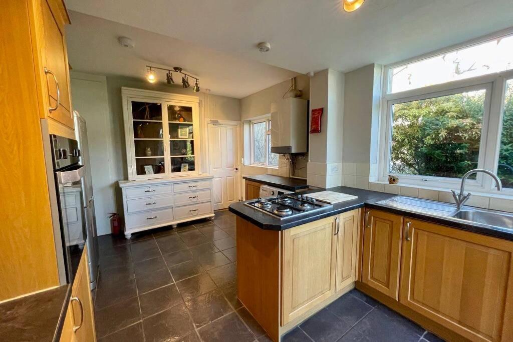 Large House Near Victoria Park For Groups, 10 Mins Bus To City Centre Cardiff Bagian luar foto