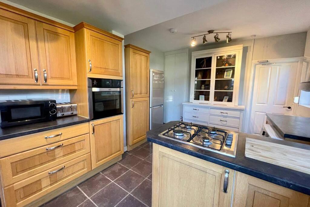 Large House Near Victoria Park For Groups, 10 Mins Bus To City Centre Cardiff Bagian luar foto