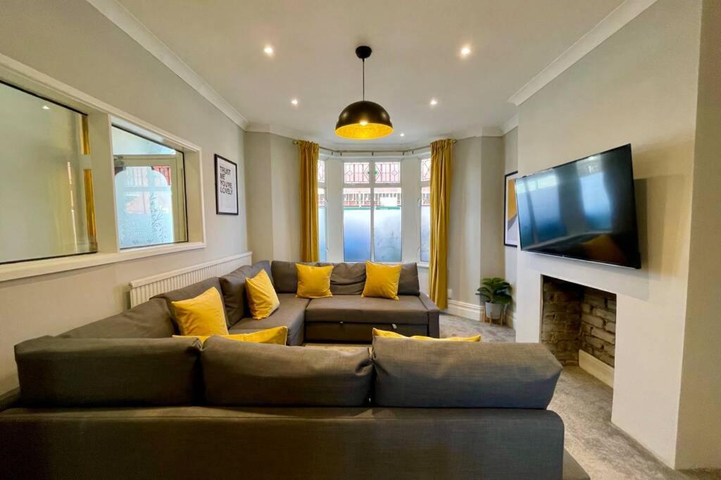 Large House Near Victoria Park For Groups, 10 Mins Bus To City Centre Cardiff Bagian luar foto