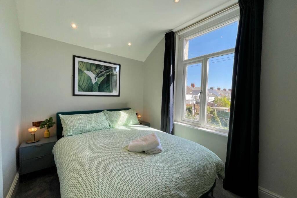 Large House Near Victoria Park For Groups, 10 Mins Bus To City Centre Cardiff Bagian luar foto
