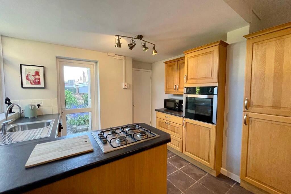 Large House Near Victoria Park For Groups, 10 Mins Bus To City Centre Cardiff Bagian luar foto