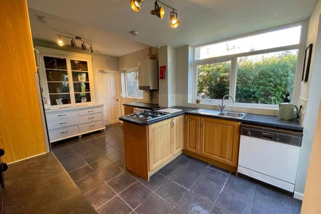 Large House Near Victoria Park For Groups, 10 Mins Bus To City Centre Cardiff Bagian luar foto