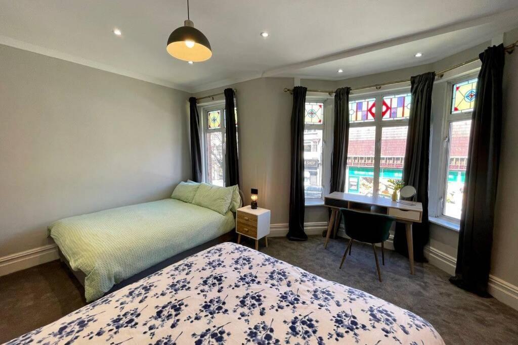 Large House Near Victoria Park For Groups, 10 Mins Bus To City Centre Cardiff Bagian luar foto