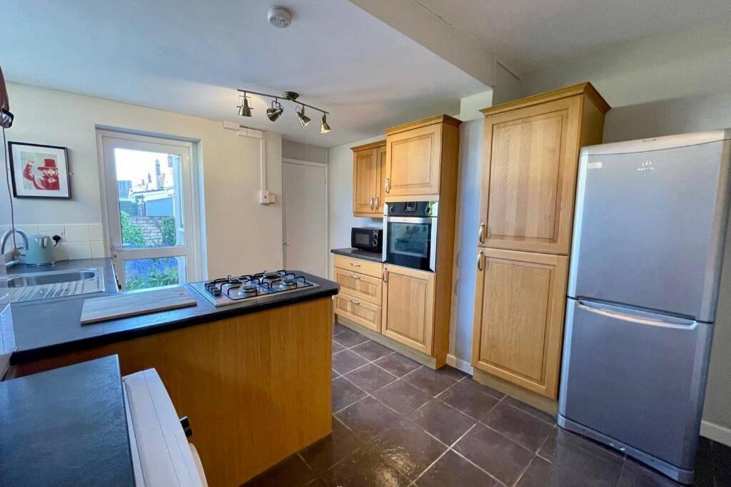 Large House Near Victoria Park For Groups, 10 Mins Bus To City Centre Cardiff Bagian luar foto