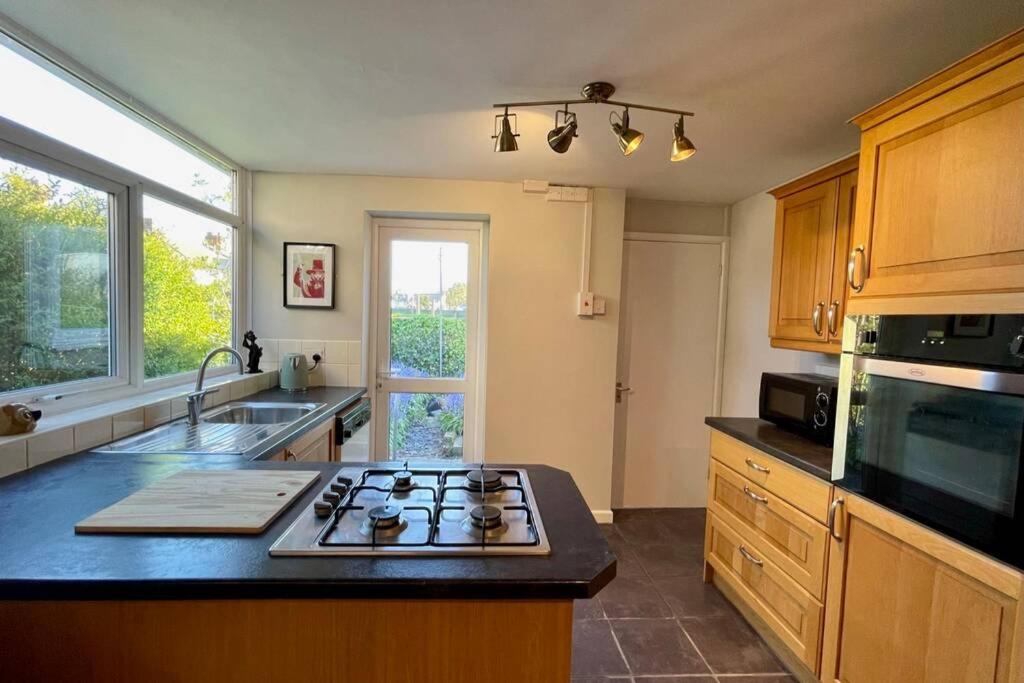 Large House Near Victoria Park For Groups, 10 Mins Bus To City Centre Cardiff Bagian luar foto