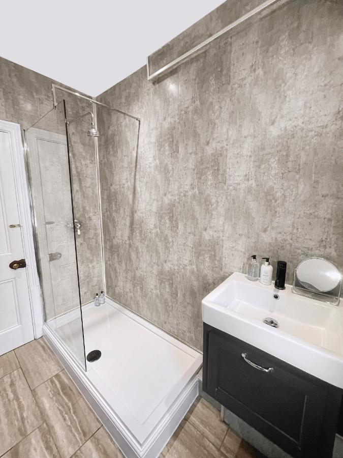 Large House Near Victoria Park For Groups, 10 Mins Bus To City Centre Cardiff Bagian luar foto